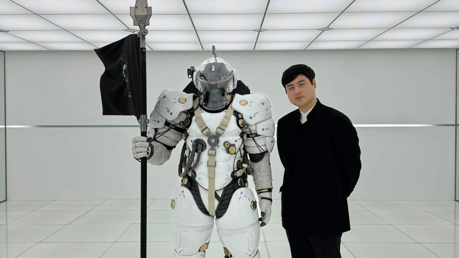 Bae Sang-hyun en su visita a Kojima Productions. Imagen de la cuenta de X/Twitter de Bae Sang-hyun.<br>